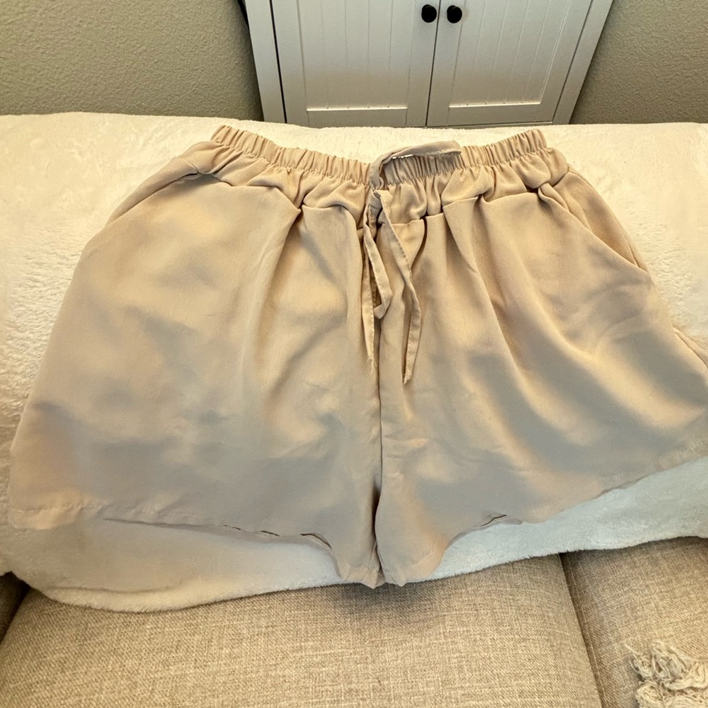 WOMEN’S SHORTS - Picture 2 of 4